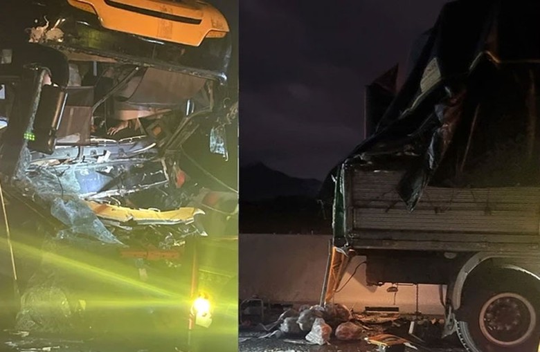 Xe khách bị bẹp đầu sau cú tông vào đuôi ô tô tải. Xe khách bị bẹp đầu sau cú tông vào đuôi ô tô tải.