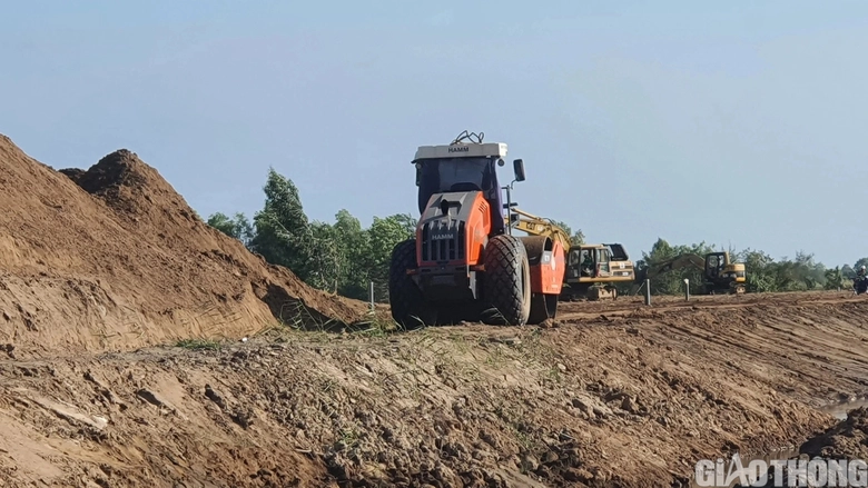 Huy động tối đa nh&acirc;n lực, m&aacute;y m&oacute;c đẩy nhanh tiến độ cao tốc Hậu Giang - C&agrave; Mau- Ảnh 3.