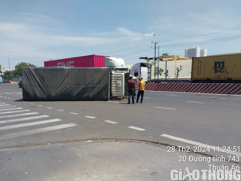 B&igrave;nh Dương: Xe tải đang &ocirc;m cua bất ngờ lật chắn ngang đường- Ảnh 1.