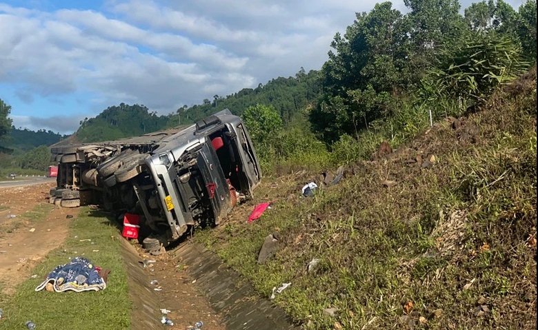 Lật xe đầu k&eacute;o tr&ecirc;n tuyến La Sơn - H&ograve;a Li&ecirc;n, t&agrave;i xế tử vong- Ảnh 1.