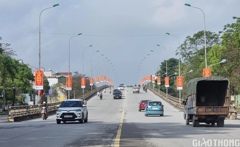 Đề nghị lắp dải ph&acirc;n c&aacute;ch sau vụ &ocirc; t&ocirc; con lấn l&agrave;n đ&acirc;m bay 2 c&ocirc; g&aacute;i rơi xuống cầu tử vong- Ảnh 1.