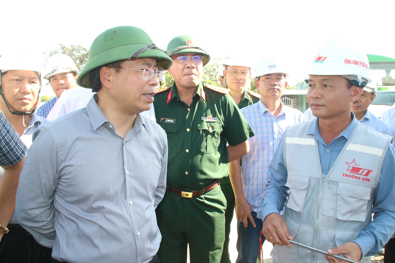 Sớm đưa cát về công trường, tăng thêm thiết bị thi công cao tốc Cần Thơ - Cà Mau- Ảnh 3. Sớm đưa cát về công trường, tăng thêm thiết bị thi công cao tốc Cần Thơ - Cà Mau- Ảnh 3.