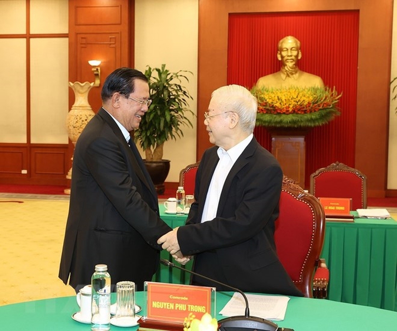 Tổng B&iacute; thư Nguyễn Ph&uacute; Trọng ch&uacute;c mừng Chủ tịch Đảng Nh&acirc;n d&acirc;n Campuchia Hun Sen- Ảnh 1.