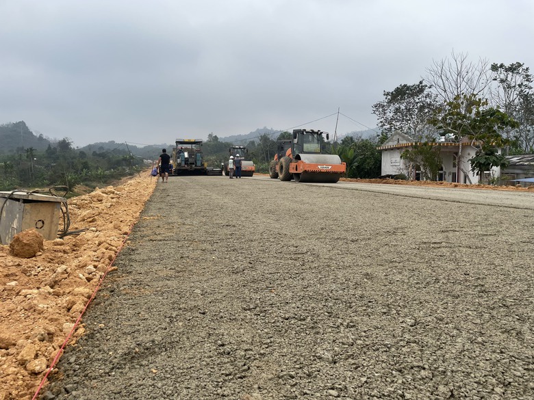 Rải những m&eacute;t cấp phối đ&aacute; dăm đầu ti&ecirc;n tr&ecirc;n cao tốc Tuy&ecirc;n Quang - H&agrave; Giang- Ảnh 2.