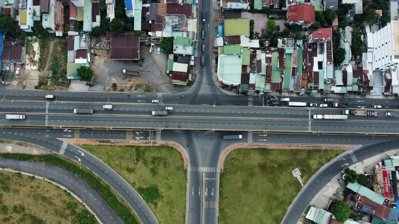 Người phụ nữ b&aacute;n xăng gi&uacute;p c&aacute;c t&agrave;i xế chung chi cho CSGT trạm Suối Tre ra sao?- Ảnh 1.