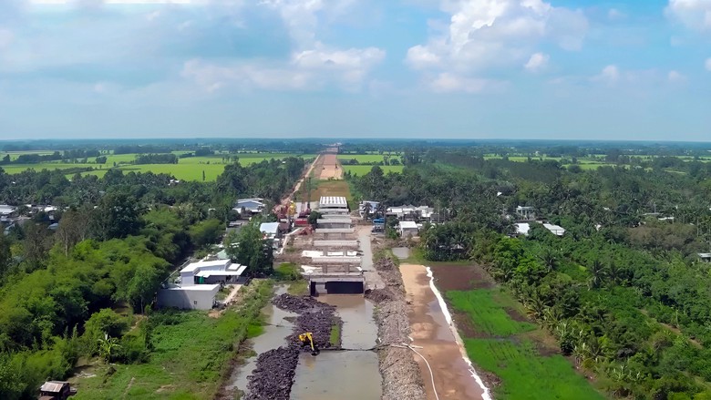 Sớm đưa cát về công trường, tăng thêm thiết bị thi công cao tốc Cần Thơ - Cà Mau- Ảnh 4. Sớm đưa cát về công trường, tăng thêm thiết bị thi công cao tốc Cần Thơ - Cà Mau- Ảnh 4.