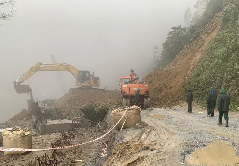 Khẩn trương x&acirc;y cầu chống sạt lở đường l&ecirc;n cửa khẩu Cầu Treo- Ảnh 1.