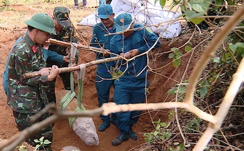 San lấp mặt bằng, t&aacute; hỏa ph&aacute;t hiện quả bom nặng 115kg c&oacute; nguy cơ ph&aacute;t nổ- Ảnh 1.