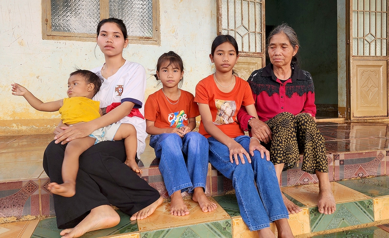 X&oacute;t cảnh hai b&eacute; g&aacute;i mồ c&ocirc;i sống nương nhờ d&igrave; ruột- Ảnh 1.