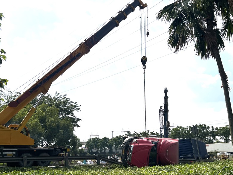 TP.HCM: Xe container &ocirc;m cua lật nh&agrave;o, c&agrave;y n&aacute;t 20m hộ lan - Ảnh 4.