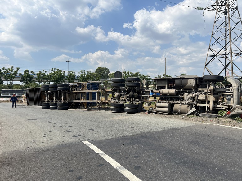 TP.HCM: Xe container &ocirc;m cua lật nh&agrave;o, c&agrave;y n&aacute;t 20m hộ lan - Ảnh 2.