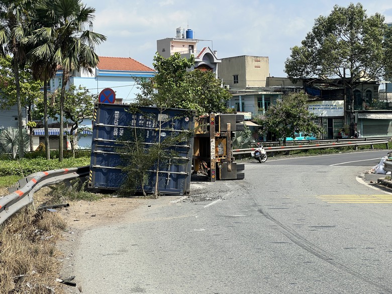 TP.HCM: Xe container &ocirc;m cua lật nh&agrave;o, c&agrave;y n&aacute;t 20m hộ lan - Ảnh 1.