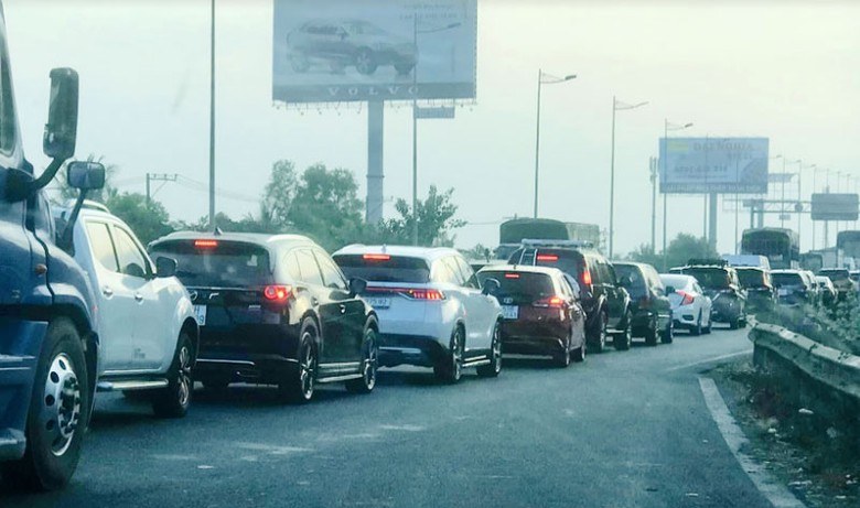 C&aacute;c xe bị &ugrave;n d&agrave;i nối đu&ocirc;i nhau tr&ecirc;n cao tốc TP.HCM - Long Th&agrave;nh - Dầu Gi&acirc;y - Ảnh: V.A.