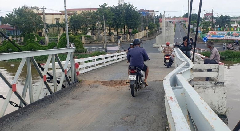 Khởi tố t&agrave;i xế chạy xe 31 tấn qua cầu treo tải trọng 3,5 tấn- Ảnh 1.