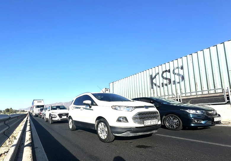 D&acirc;n &ugrave;n &ugrave;n về qu&ecirc; đ&oacute;n Tết, cao tốc Vĩnh Hảo - Phan Thiết &ugrave;n ứ k&eacute;o d&agrave;i- Ảnh 2.