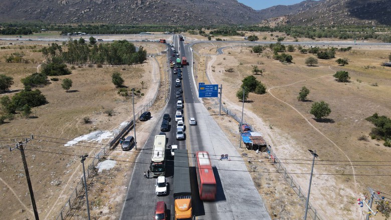 Điều tiết phương tiện tr&ecirc;n cao tốc Vĩnh Hảo - Phan Thiết ra quốc lộ 1- Ảnh 1.