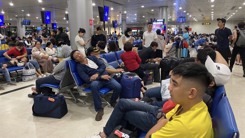 Thứ trưởng L&ecirc; Anh Tuấn kiểm tra c&ocirc;ng t&aacute;c phục vụ ở s&acirc;n bay T&acirc;n Sơn Nhất- Ảnh 4.