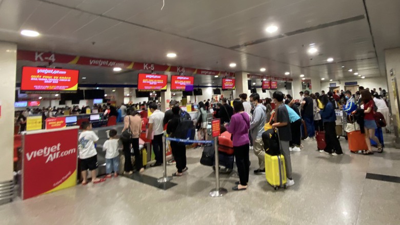 Kh&aacute;ch tăng vọt, thời tiết xấu, nhiều người chật vật ở s&acirc;n bay T&acirc;n Sơn Nhất- Ảnh 2.