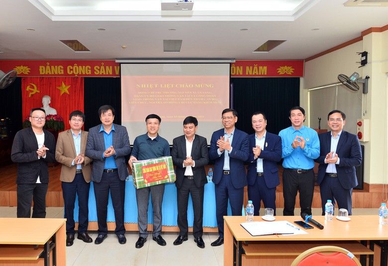 Lãnh đạo Bộ GTVT thăm, chúc Tết người lao động tại Hải Phòng- Ảnh 1. Lãnh đạo Bộ GTVT thăm, chúc Tết người lao động tại Hải Phòng- Ảnh 1.