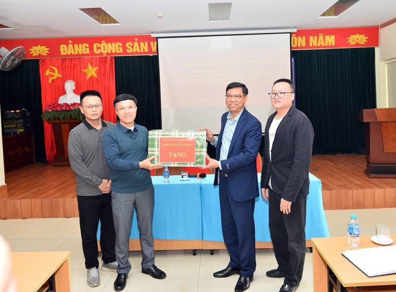 Lãnh đạo Bộ GTVT thăm, chúc Tết người lao động tại Hải Phòng- Ảnh 5. Lãnh đạo Bộ GTVT thăm, chúc Tết người lao động tại Hải Phòng- Ảnh 5.