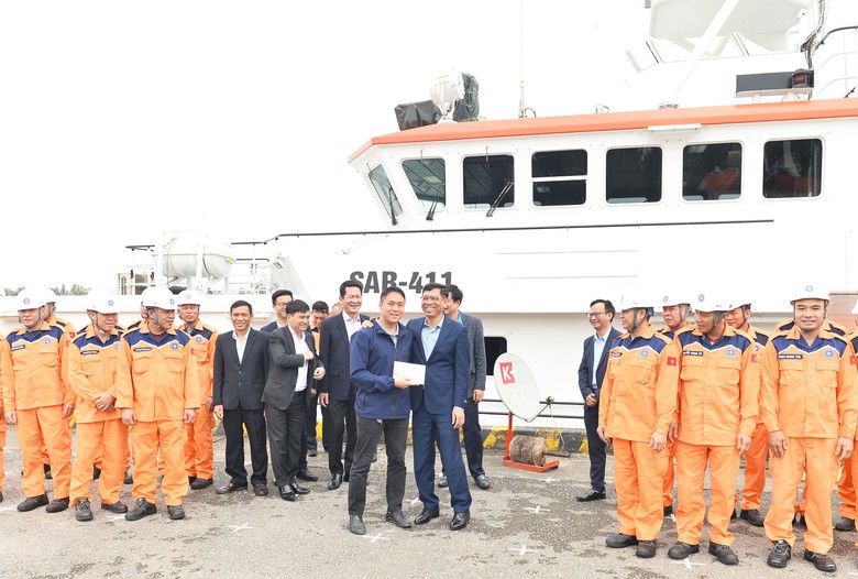 Lãnh đạo Bộ GTVT thăm, chúc Tết người lao động tại Hải Phòng- Ảnh 8. Lãnh đạo Bộ GTVT thăm, chúc Tết người lao động tại Hải Phòng- Ảnh 8.