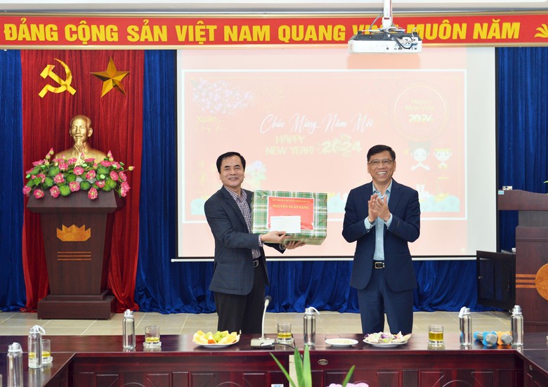 Lãnh đạo Bộ GTVT thăm, chúc Tết người lao động tại Hải Phòng- Ảnh 3. Lãnh đạo Bộ GTVT thăm, chúc Tết người lao động tại Hải Phòng- Ảnh 3.