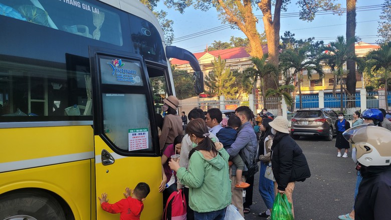 Những chuyến xe nghĩa t&igrave;nh ng&agrave;y cận Tết- Ảnh 1.