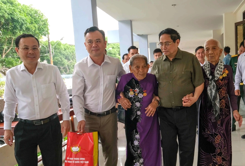 Người dân Cần Thơ xúc động nhận quà, nghe Thủ tướng chúc Tết- Ảnh 3. Người dân Cần Thơ xúc động nhận quà, nghe Thủ tướng chúc Tết- Ảnh 3.