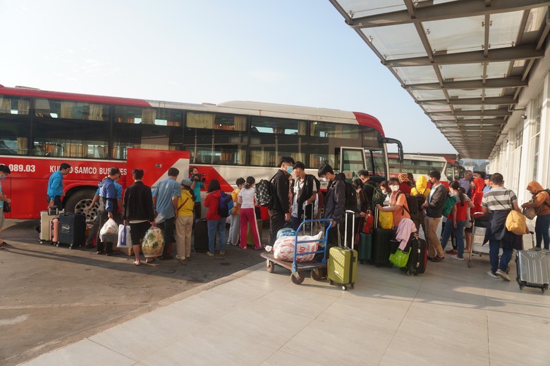 TP.HCM: Kh&aacute;ch đi xe giường nằm c&aacute;c tuyến miền Trung tăng cao, nhiều bến đ&atilde; hết v&eacute;- Ảnh 1.