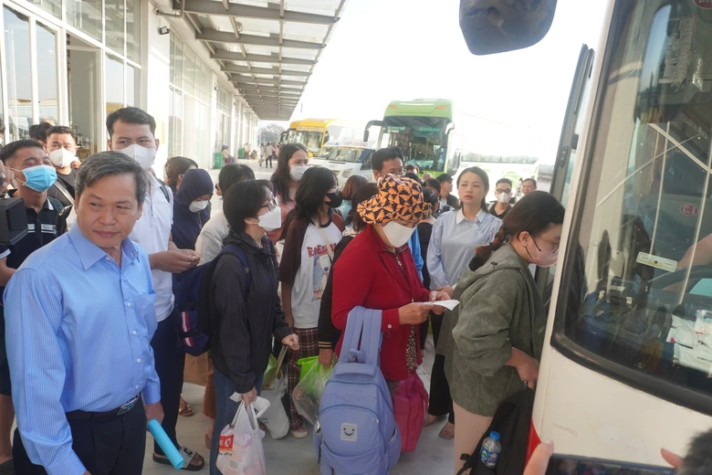 TP.HCM: Kh&aacute;ch đi xe giường nằm c&aacute;c tuyến miền Trung tăng cao, nhiều bến đ&atilde; hết v&eacute;- Ảnh 2.