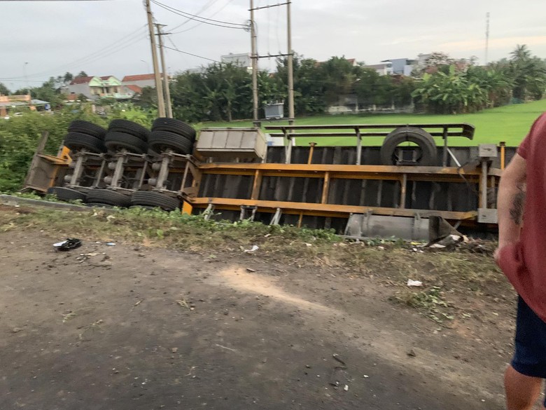 Xe đầu k&eacute;o g&acirc;y tai nạn li&ecirc;n ho&agrave;n tr&ecirc;n quốc lộ 1, 2 người bị thương- Ảnh 2.