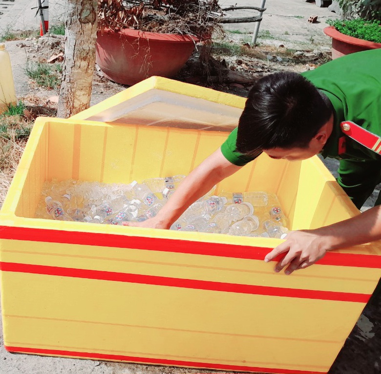 C&ocirc;ng an S&oacute;c Trăng g&oacute;p tiền đổ xăng, sửa xe cho người d&acirc;n về qu&ecirc; ăn Tết- Ảnh 3.