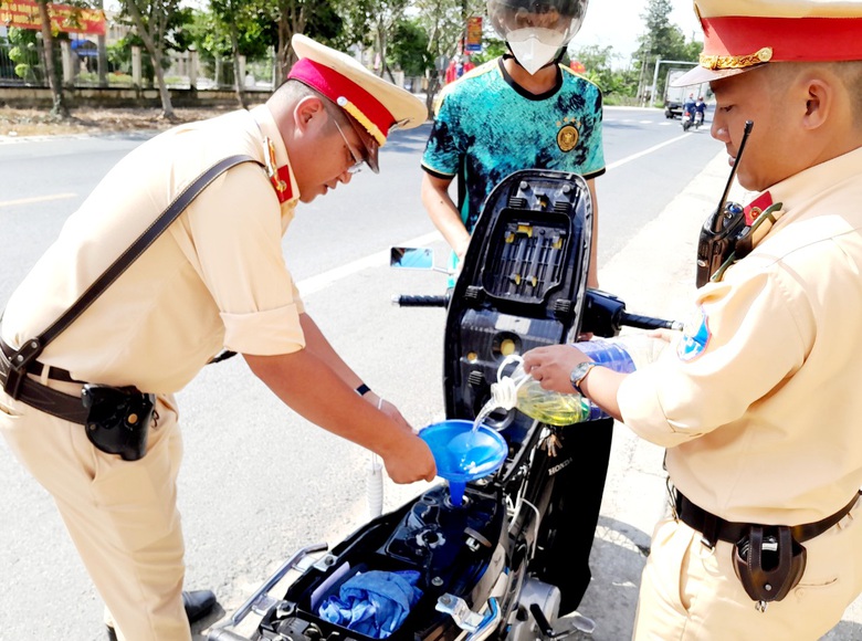 C&ocirc;ng an S&oacute;c Trăng g&oacute;p tiền đổ xăng, sửa xe cho người d&acirc;n về qu&ecirc; ăn Tết- Ảnh 1.