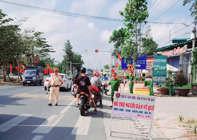 C&ocirc;ng an S&oacute;c Trăng g&oacute;p tiền đổ xăng, sửa xe cho người d&acirc;n về qu&ecirc; ăn Tết- Ảnh 2.