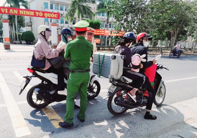 C&ocirc;ng an S&oacute;c Trăng g&oacute;p tiền đổ xăng, sửa xe cho người d&acirc;n về qu&ecirc; ăn Tết- Ảnh 4.