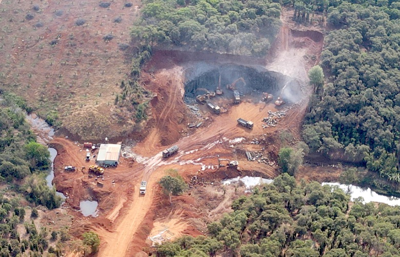 Rầm rộ khai th&aacute;c đ&aacute; bazan tr&aacute;i ph&eacute;p ở B&igrave;nh Phước, xe chở qu&aacute; tải như chốn kh&ocirc;ng người- Ảnh 3.