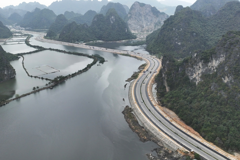 Vì sao hạn chế tốc độ 40-60km/h trên đường bao biển 6 làn xe?- Ảnh 3. Vì sao hạn chế tốc độ 40-60km/h trên đường bao biển 6 làn xe?- Ảnh 3.