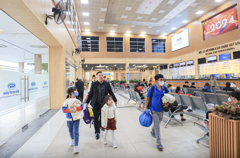 Xe kh&aacute;ch đi v&ugrave;ng n&uacute;i ph&iacute;a Bắc dịp Tết: Tuyến &ldquo;ch&aacute;y&rdquo; v&eacute;, tuyến vắng vẻ- Ảnh 3.