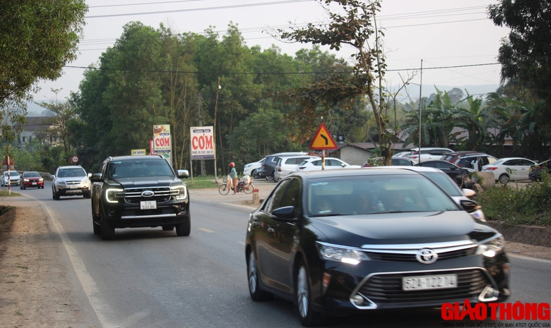 Cao tốc Cam Lộ - La Sơn nườm nượp xe cộ nối đu&ocirc;i di chuyển về qu&ecirc; ăn Tết- Ảnh 11.