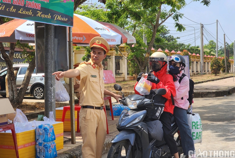 Đắk N&ocirc;ng: CSGT luộc khoai, bắp tiếp sức cho người d&acirc;n về qu&ecirc; đ&oacute;n Tết- Ảnh 3.