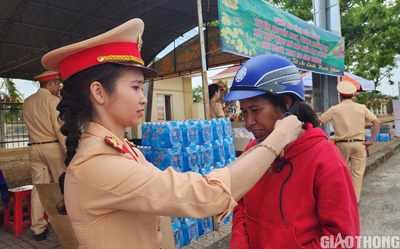 Đắk N&ocirc;ng: CSGT luộc khoai, bắp tiếp sức cho người d&acirc;n về qu&ecirc; đ&oacute;n Tết- Ảnh 4.