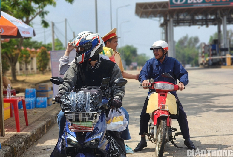 Đắk N&ocirc;ng: CSGT luộc khoai, bắp tiếp sức cho người d&acirc;n về qu&ecirc; đ&oacute;n Tết- Ảnh 6.