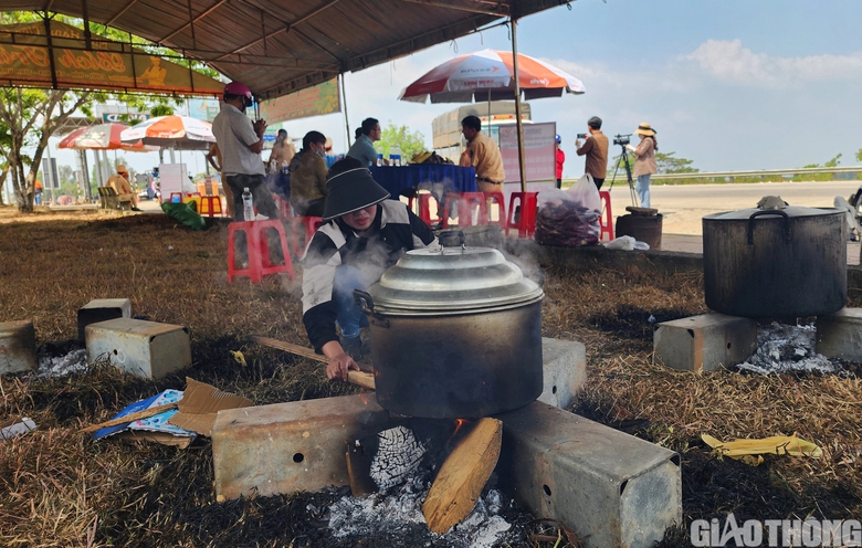 Đắk N&ocirc;ng: CSGT luộc khoai, bắp tiếp sức cho người d&acirc;n về qu&ecirc; đ&oacute;n Tết- Ảnh 7.