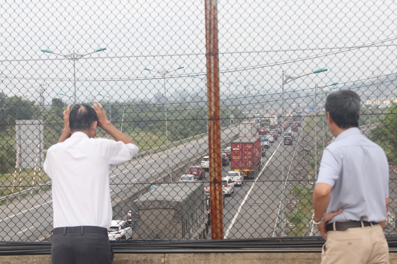 &Ocirc; t&ocirc; nối đu&ocirc;i nhau, lối ra cao tốc Đ&agrave; Nẵng &ndash; Quảng Ng&atilde;i &ugrave;n tắc trầm trọng- Ảnh 4.