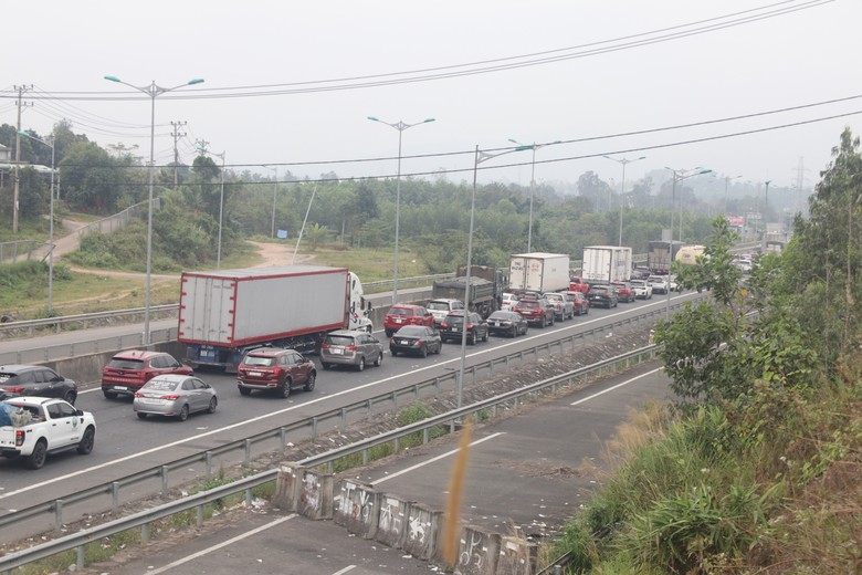 &Ocirc; t&ocirc; nối đu&ocirc;i nhau, lối ra cao tốc Đ&agrave; Nẵng &ndash; Quảng Ng&atilde;i &ugrave;n tắc trầm trọng- Ảnh 5.