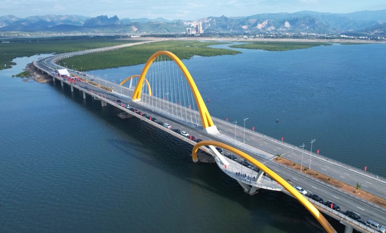 Lập kỷ lục thu h&uacute;t FDI nhờ cầu, đường mới- Ảnh 1.