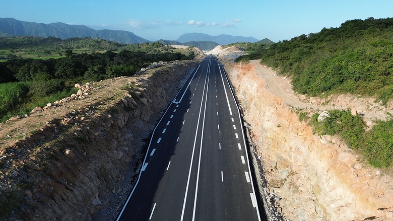 Chạy nước r&uacute;t thi c&ocirc;ng n&uacute;t giao kết nối QL1 với cao tốc Cam L&acirc;m - Vĩnh Hảo- Ảnh 3.