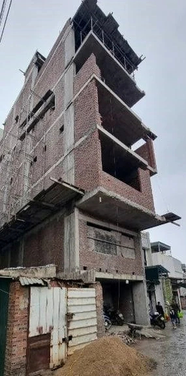 Ng&atilde; từ tầng 5 ng&ocirc;i nh&agrave; đang x&acirc;y dở, người phụ hồ 70 tuổi tử vong ng&agrave;y cận tết- Ảnh 1.