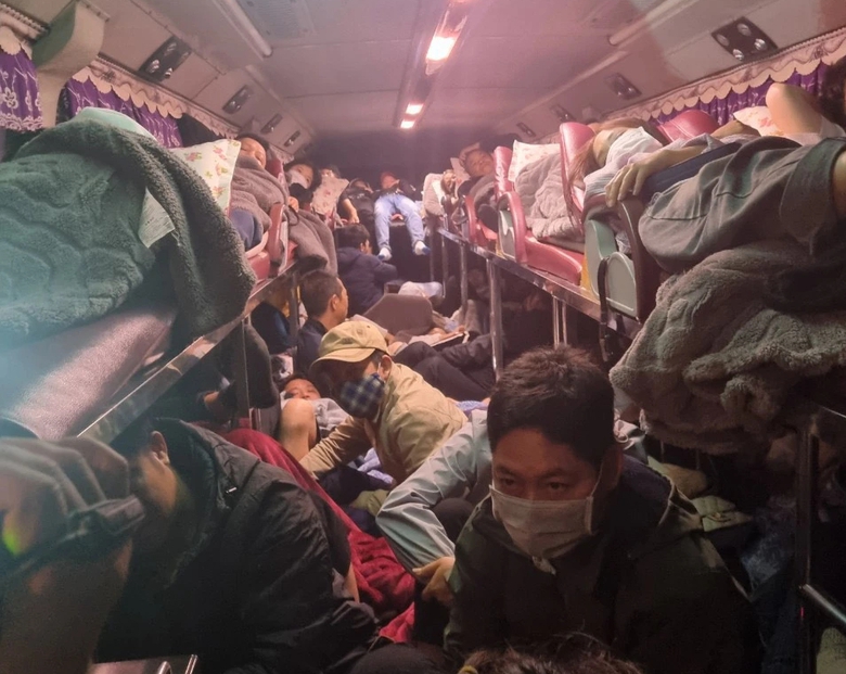 Tạm giữ xe kh&aacute;ch chở 81 người tr&ecirc;n quốc lộ 10- Ảnh 1.