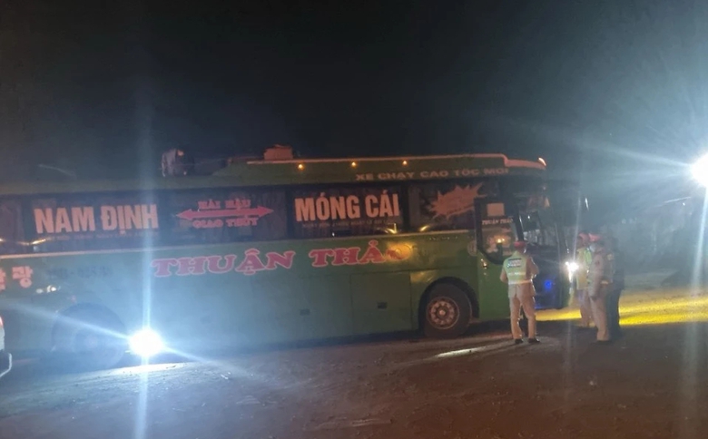 Tạm giữ xe kh&aacute;ch chở 81 người tr&ecirc;n quốc lộ 10- Ảnh 2.